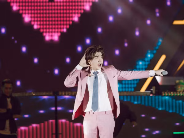 Chi Dân xuất hiện với bộ suit "hồng toàn tập", mang hit mới "quẩy" nhiệt tình cùng fan