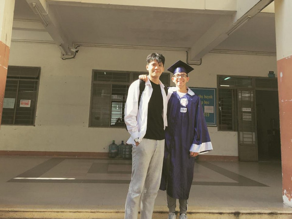 Chàng trai cao gần 2m xin bí quyết "ngừng cao" gây sốt cộng đồng mạng