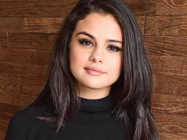 Các fan thở phào khi thấy Selena Gomez vui vẻ đi trượt tuyết cùng bạn bè