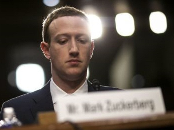Nhiều nhà đầu tư lớn muốn Mark Zuckerberg từ chức chủ tịch Facebook