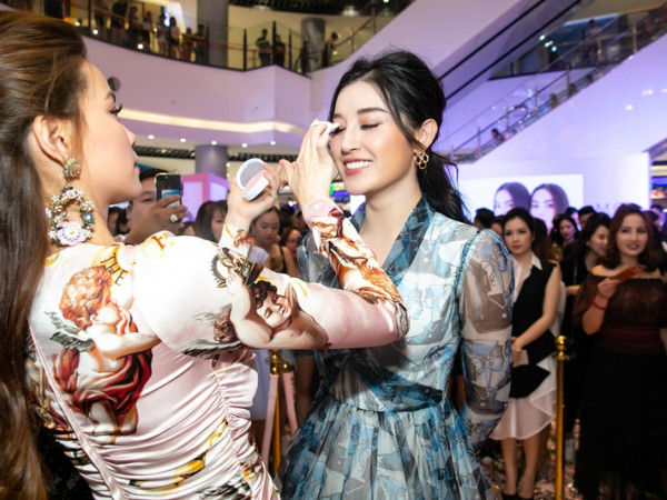 Bật mí bí kíp trang điểm trong vòng 7 phút, Hồ Ngọc Hà gây náo loạn trung tâm thương mại