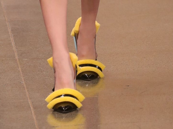 Xu hướng kỳ quái: Mọi người đổ xô mua giày làm bằng mút, giá gần 25 triệu đồng!