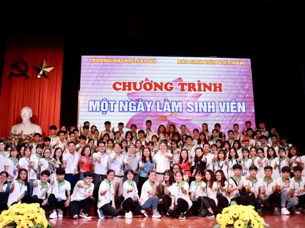 Teen THPT háo hức trải nghiệm “Một ngày làm sinh viên” tại trường Đại học Sao Đỏ