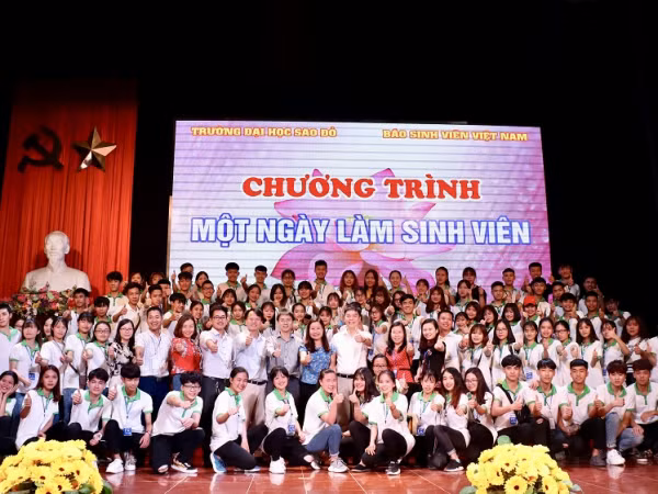 Teen THPT háo hức trải nghiệm “Một ngày làm sinh viên” tại trường Đại học Sao Đỏ
