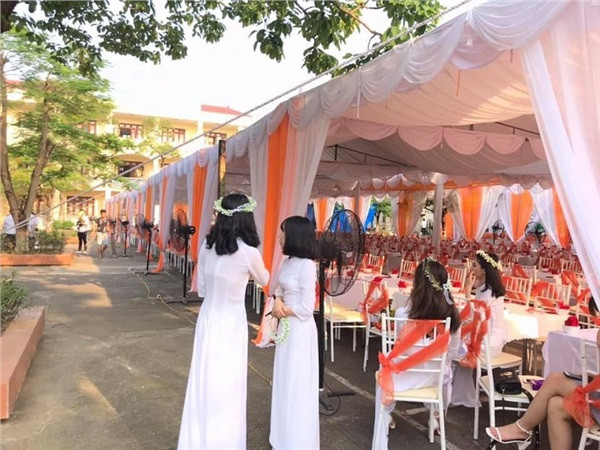 Khối 12 làm rạp tổ chức liên hoan hoành tráng, dân mạng hỏi: "Lễ tốt nghiệp hay đám cưới?"