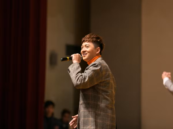 Ngô Kiến Huy cực điển trai, giao lưu hết mình cùng đông đảo kiều bào tại Hàn Quốc 