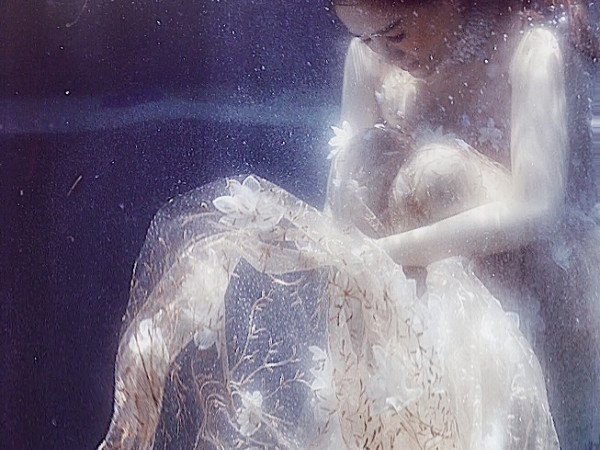 Quay MV mới, Bảo Thy suýt đuối nước khi bị nhốt trong bể kính 