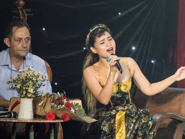 Fan "xiêu đổ" với album nhạc Trịnh song ngữ Việt - Pháp được Đồng Lan ấp ủ 6 năm