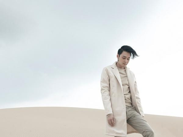 Quang Vinh khuôn hết nội thất trong nhà ra biển... quay MV