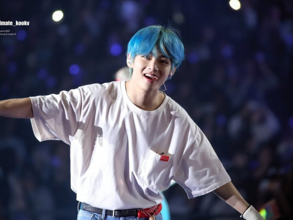 V (BTS) lại "bỏ túi" thêm một danh hiệu "Hoàng tử quyến rũ" về cho mình