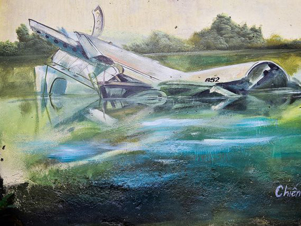 Ngõ nhỏ Hà Nội sống động với con đường bích họa xác ''pháo đài bay'' B52