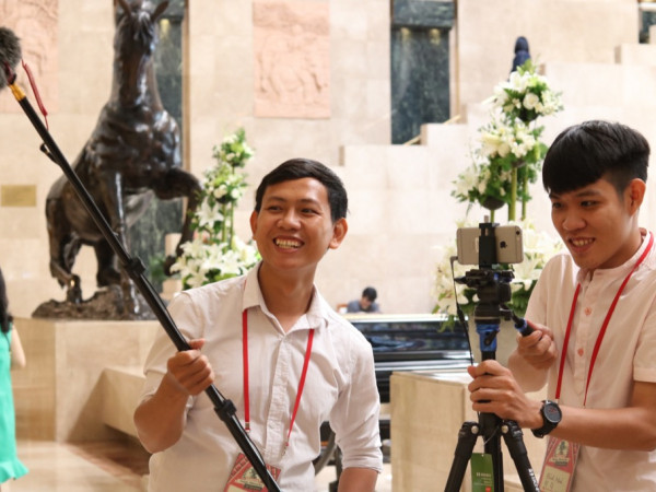 Các bạn trẻ Việt thích thú với lớp học làm phim điện ảnh cùng đạo diễn Hàn Quốc