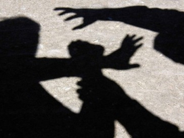 Teen bị tấn công trên phố và cách khiến bạn ấy thoát được trong gang tấc