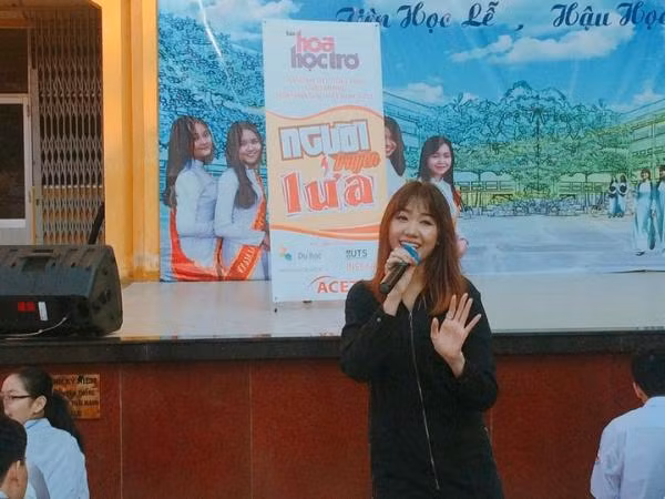 Người truyền lửa 2016: Hari Won "đại náo" sân trường Ten-lơ-man