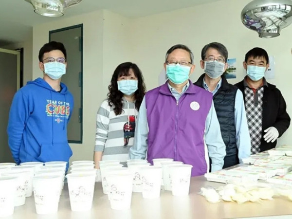 Hiệu trưởng mang cơm đến cho sinh viên bị cách ly bởi Covid-19: "Các em thích ăn gì cứ đề xuất"