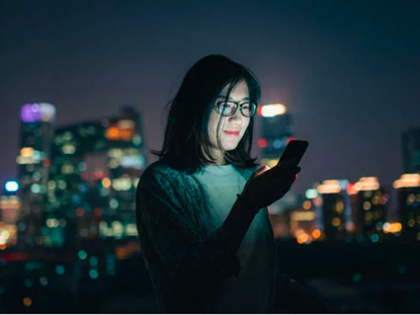 3 mẹo nhỏ để đỡ hại mắt do nhìn điện thoại suốt ngày