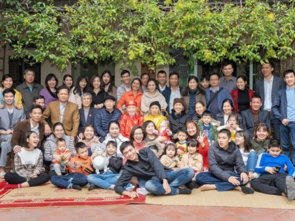 Dân mạng bắt trend khoe ảnh đại gia đình sum họp ngày Tết