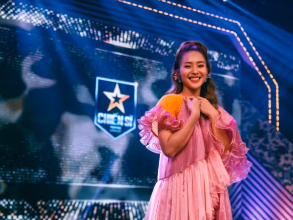  Khả Ngân tự tin trình diễn live "Cô gái Việt Nam" tại sân khấu debut với vai trò ca sĩ