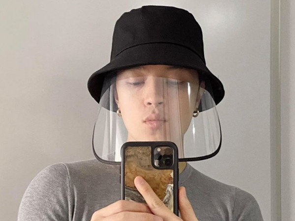 “Mũ phòng dịch” Covid-19 được săn lùng ngày càng nhiều, đến cả stylist Kelbin Lei cũng dùng