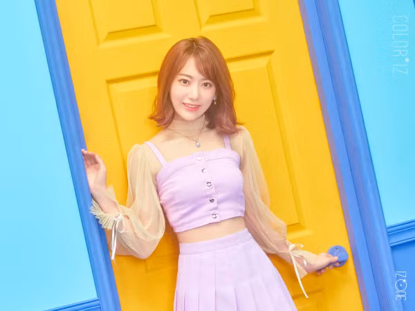 Miyawaki Sakura quả là fan cuồng Red Velvet, debut cũng không quên thần tượng