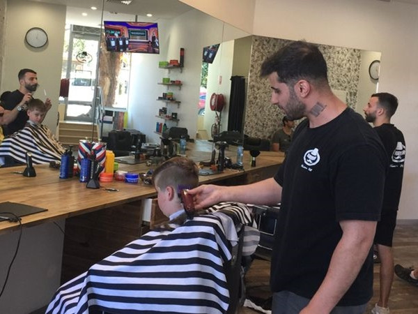 Chỉ vì từ chối cắt tóc cho một bé gái, anh thợ này bị kiện ra tòa!