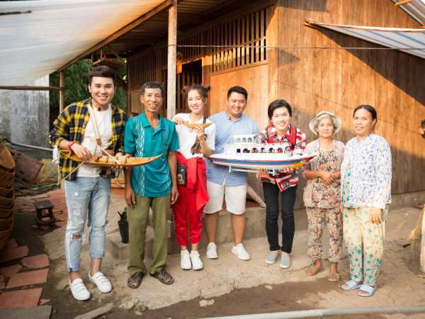 Diễn viên Puka cùng chồng sắp cưới tranh thủ về quê đi đóng xuồng, làm nem chua