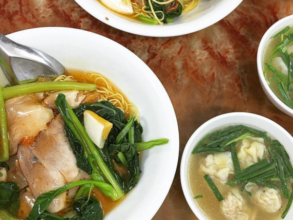 Trưa nay "măm" gì: Ghé phố Đinh Liệt ăn mì vằn thắn và sữa chua thạch lá nếp