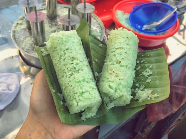 Đặc sản Khmer - bánh ống lá dứa thành món quà chiều khoái khẩu của người Hà Nội