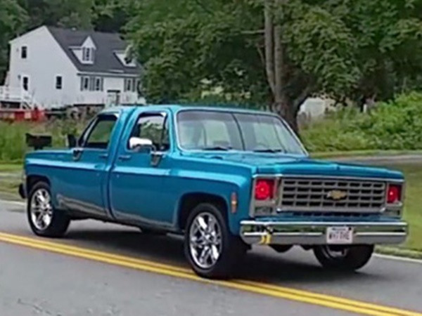 Độc đáo chiếc xe hai đầu lăn bánh trên phố