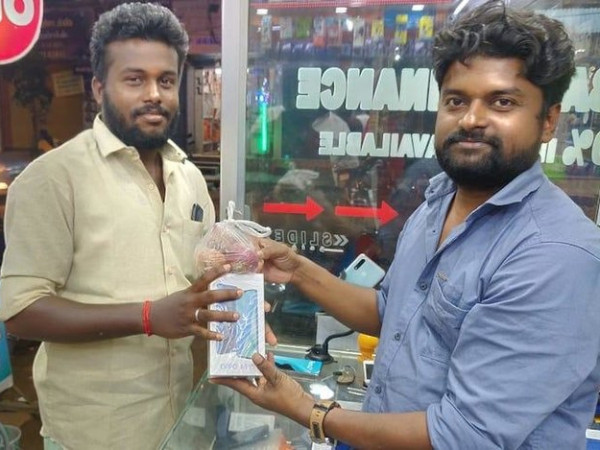 Chuyện lạ ở Ấn Độ: Mua một chiếc smartphone, tặng... một cân hành