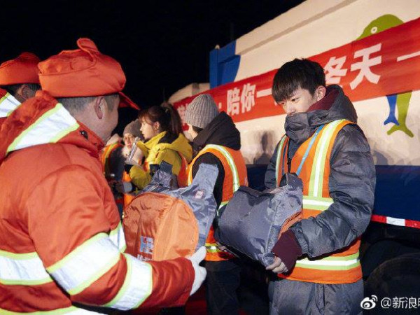 Dịch Dương Thiên Tỉ được khen ngợi hết lời khi tham gia quét đường lúc 5 giờ sáng