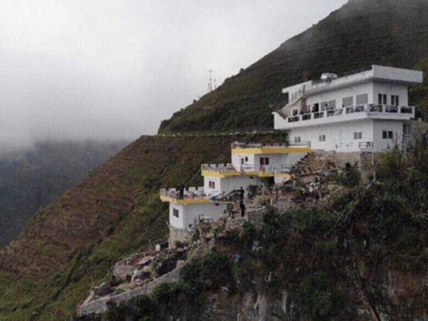 Dân mạng bức xúc, đòi tẩy chay khách sạn xây trên đèo Mã Pì Lèng