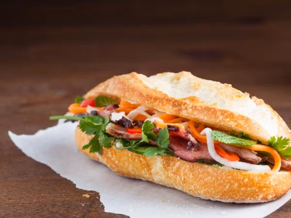 Đến người Nhật cũng mê tít bánh mì của du học sinh Việt