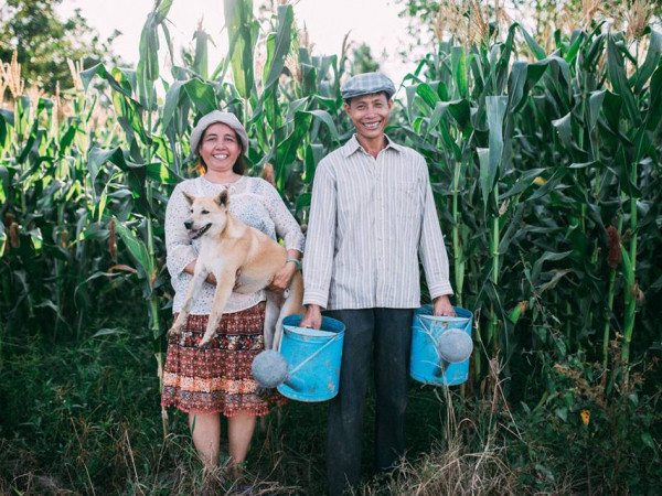 Lắng nghe câu chuyện tình thời trẻ của bộ đôi "nam nữ chính" trong album ảnh vườn ngô gây sốt