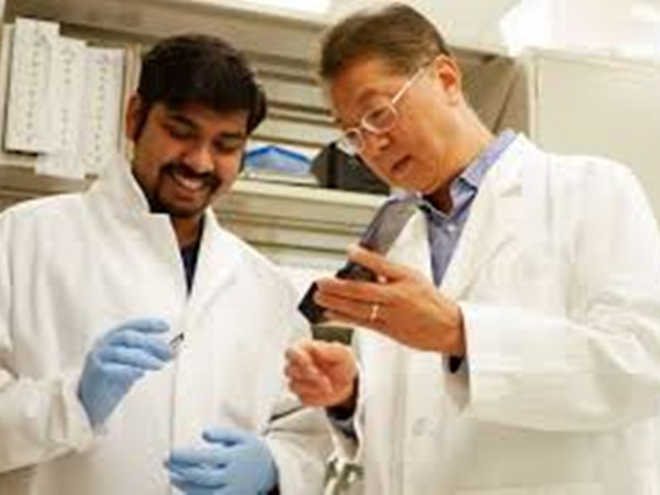 Một thiết bị cắm vào điện thoại có thể chẩn đoán nhanh cả bệnh do nhiễm virus Corona