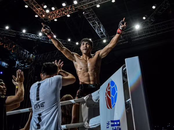 Nguyễn Trần Duy Nhất thi đấu ấn tượng, hạ knock-out đối thủ Malaysia tại "ONE: Immortal Triump" 