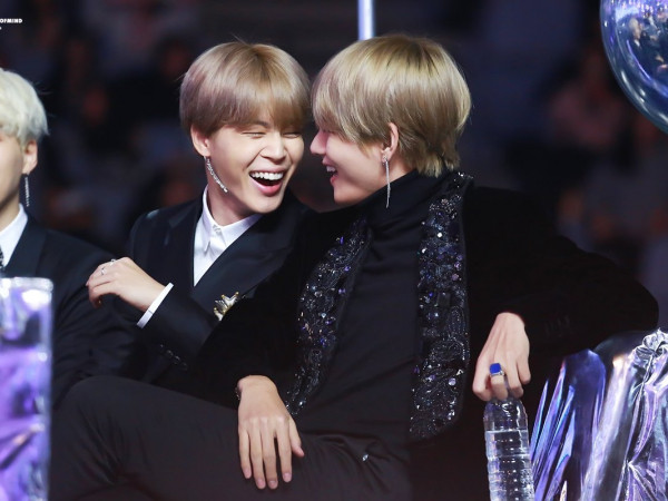 Sau tất cả, Jimin đã có dịp chuộc lỗi sau khi bỏ quên tên của V