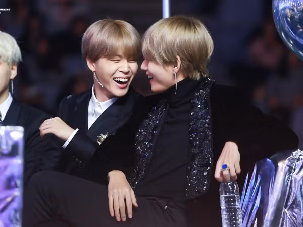 Sau tất cả, Jimin đã có dịp chuộc lỗi sau khi bỏ quên tên của V