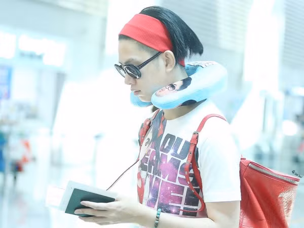 Choáng với thời trang sân bay “thích thì mặc” của Kim Hee Chul (Super Junior)