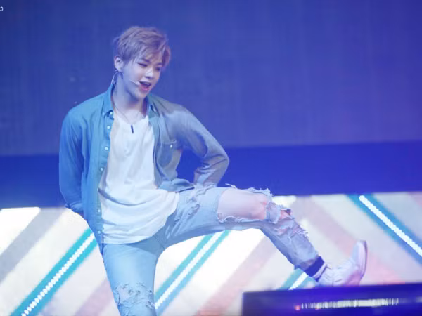 Không chỉ sở hữu bờ vai cực rộng, Kang Daniel (Wanna One) còn có đôi chân dài bất tận