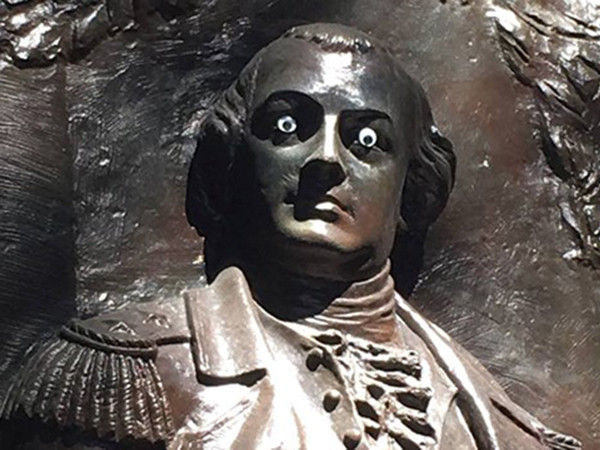 Cảnh sát sát Mỹ ráo riết truy tìm kẻ… gắn mắt trố cho tượng danh tướng