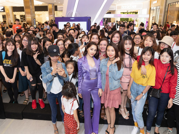Đông đảo khán giả Sài Gòn không ngại mưa gió đến giao lưu cùng ca sĩ Bảo Anh 