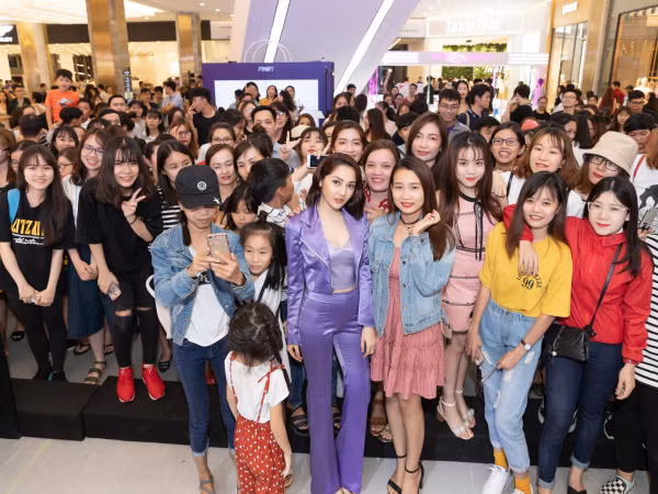 Đông đảo khán giả Sài Gòn không ngại mưa gió đến giao lưu cùng ca sĩ Bảo Anh 