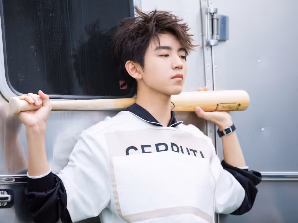 Thi cuối kì ở trường, Vương Tuấn Khải (TFBOYS) lại vào vai "bóng đèn"