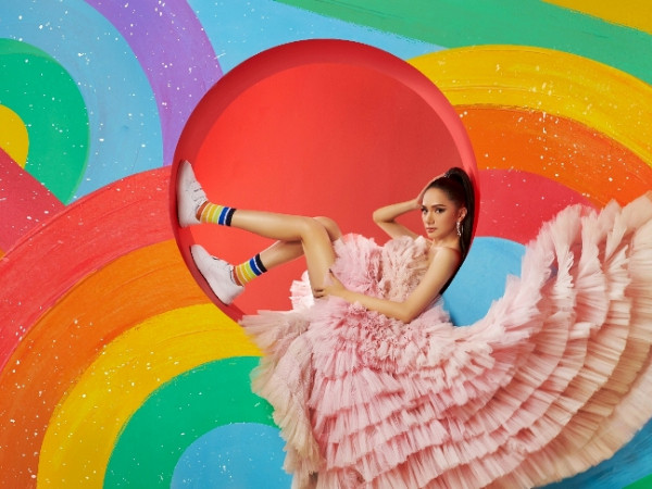 Hoa hậu Hương Giang tung bộ ảnh có thông điệp bình đẳng trong tình yêu 