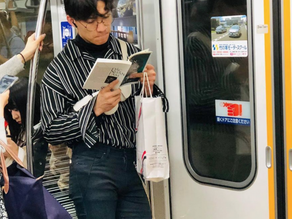 Chỉ mỗi tấm hình chụp lén mà "nam thần tàu điện ngầm" này đã khiến bao cô gái xuyến xao