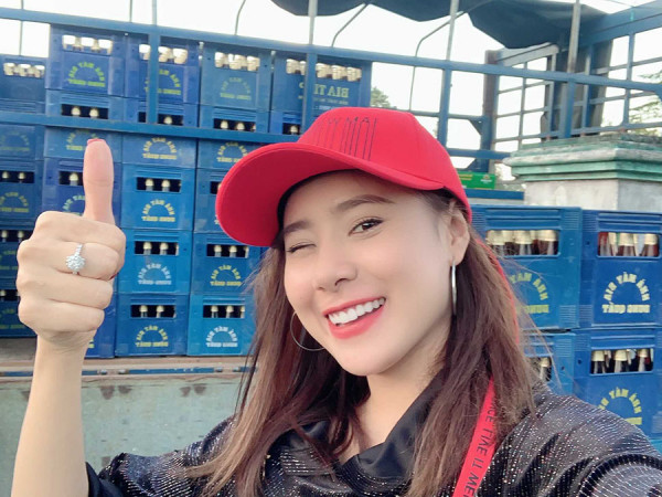 Vừa về quê đón Tết, diễn viên Hồ Bích Trâm giản dị phụ gia đình bán nước giải khát