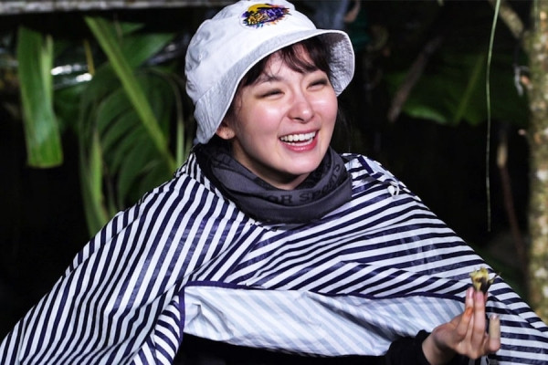 Có ai như Seulgi (Red Velvet), vô tư dùng tro than thay cho phấn mắt