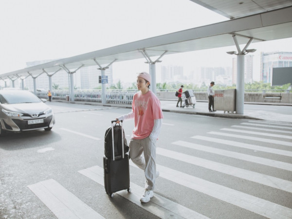  Gil Lê tươi tắn xuất ngoại đi công tác, diện cây hồng ngọt ngào "đốn tim" fan