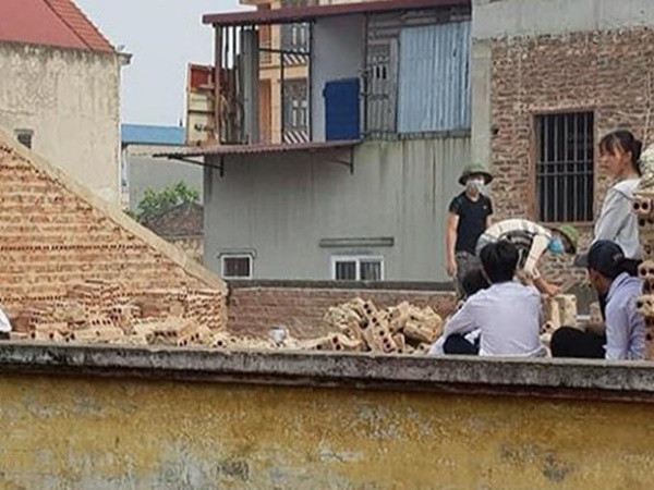 Kỷ luật cô giáo phạt học sinh đội nắng đẽo gạch trên mái nhà